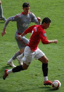 640px-2009-3-14_ManUtd_vs_LFC_Ronaldo_Tackling_cropped